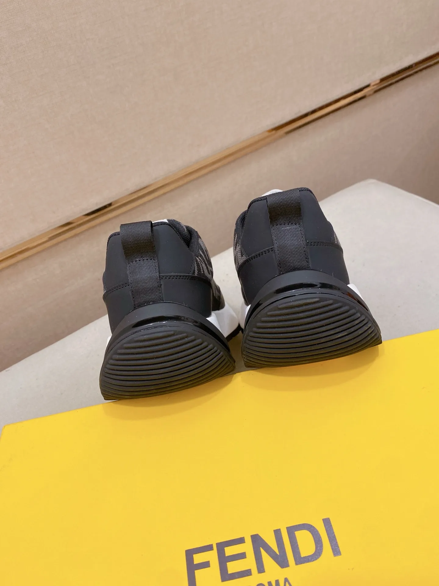 Factory price 442💰 (fendi) New high-top 👊🏻 upper 🇮🇹 imported cowhide fabric 🇩🇪 imported breathable mesh lining. The original outsole is molded to highlight the identity of every man, and the upper foot is elegant and stable🚶🏻🚶🏻The high-end custom counters reproduce the original version📯No matter the wind or rain, the shoe last remains unchanged and can withstand the verification of time🔍️,🔵 Size: 38-44
